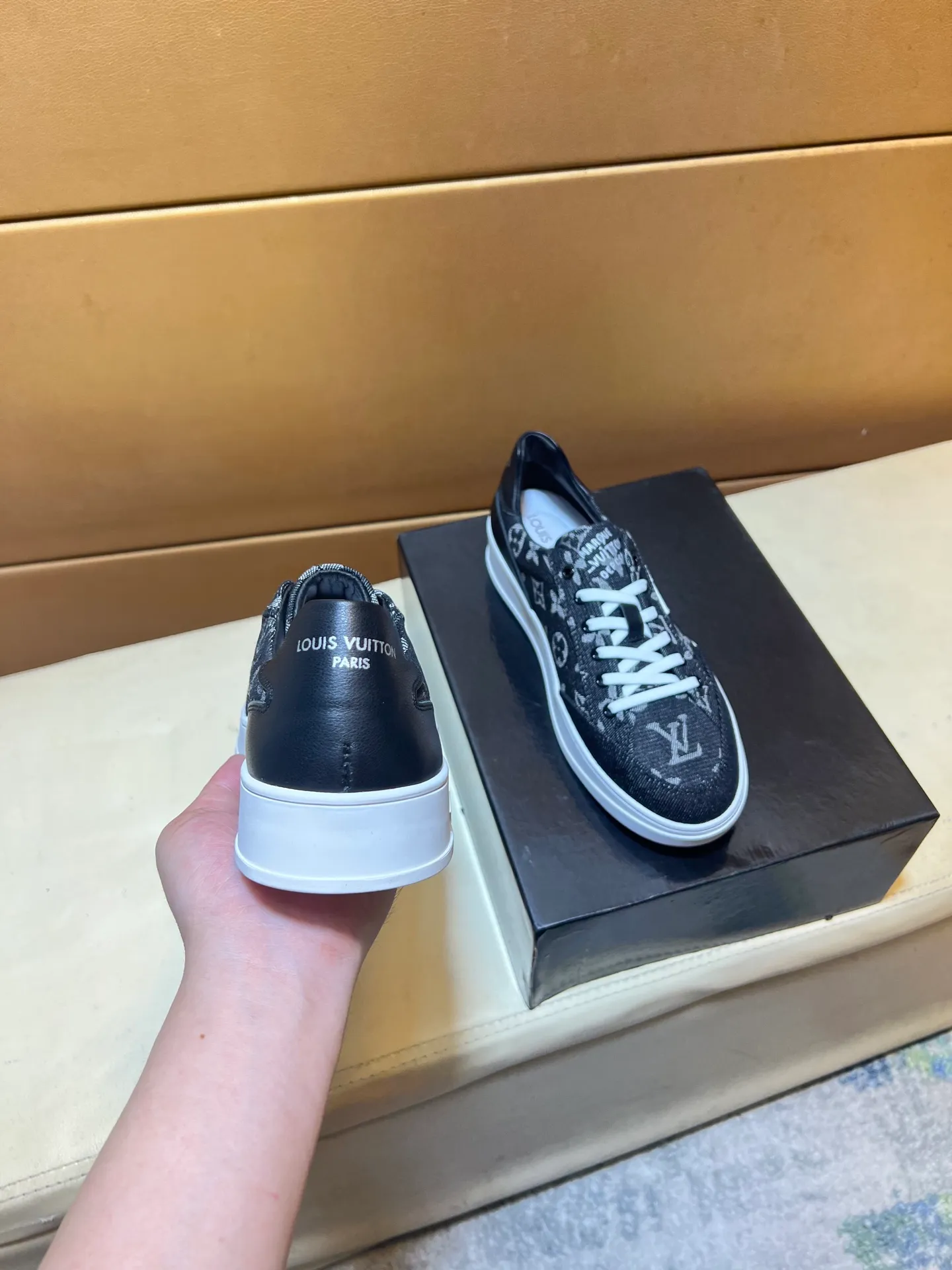 pp420💰👑👑《Louis vuitton/LV Louis Vuitton》original quality.~ Unique modern style sneakers. 🏃A must-have casual shoe for trendy men😍😍 Original brand imported from Italy, imported original leather, sheep lining (refuses to discolor and grind feet) Sole: Original sole provided by the original factory, French lazy style design ⚠️Fit to the feet, original quality, super comfortable original sole. It’s like shooting the real thing 🎬The real thing is better, high-quality sneakers, men’s shoe size: 38-44